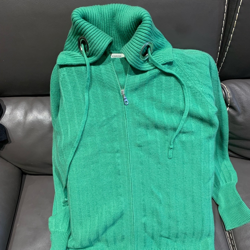 Green Kinross cashmere zip up ladies sweater 
Never worn, size S
Original